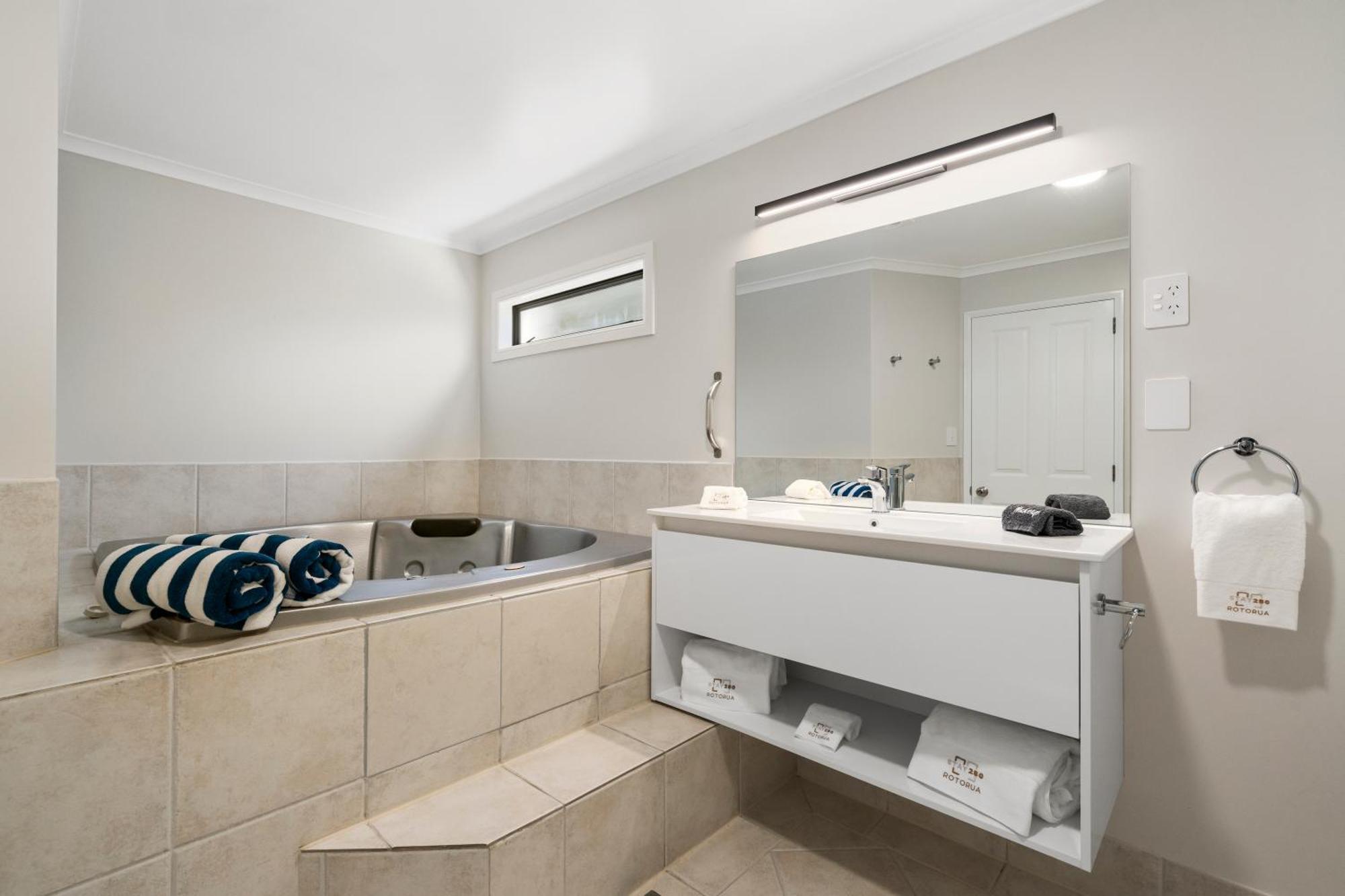 Stay 284 Rotorua - Refurbished Modern Accommodation Eksteriør billede